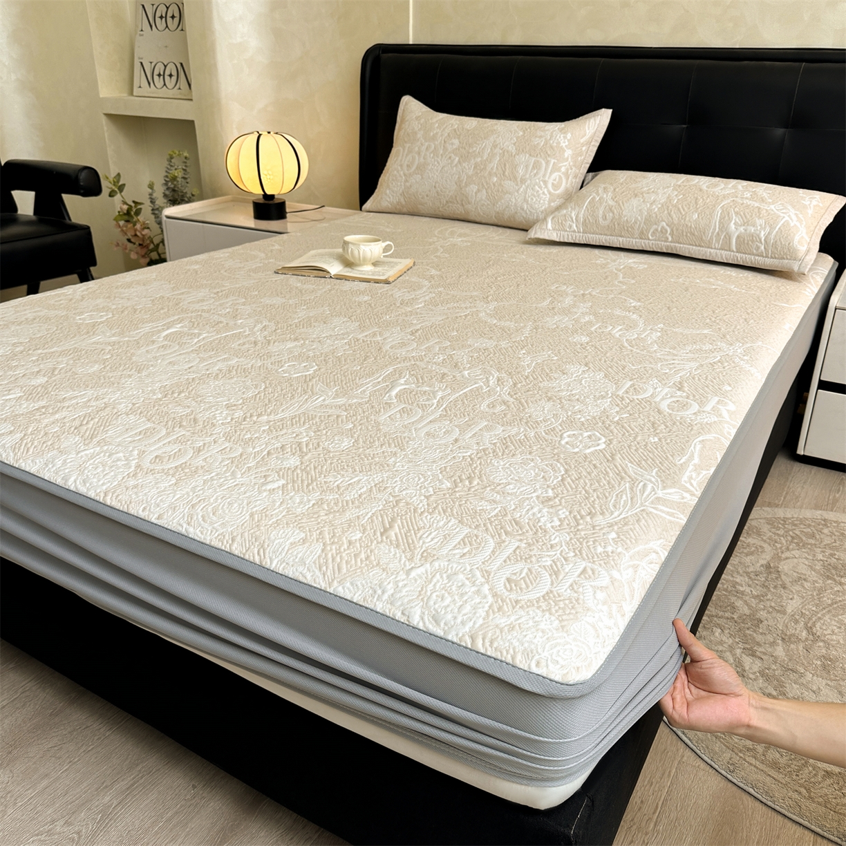 91家纺网 家纺一手货源 找家纺 耐思家纺 2026新品高端复合三明治PE乙纶双面提花610克冰豆豆凉席迪奥风系列（提供买家秀） 迪奥风-卡其床笠款