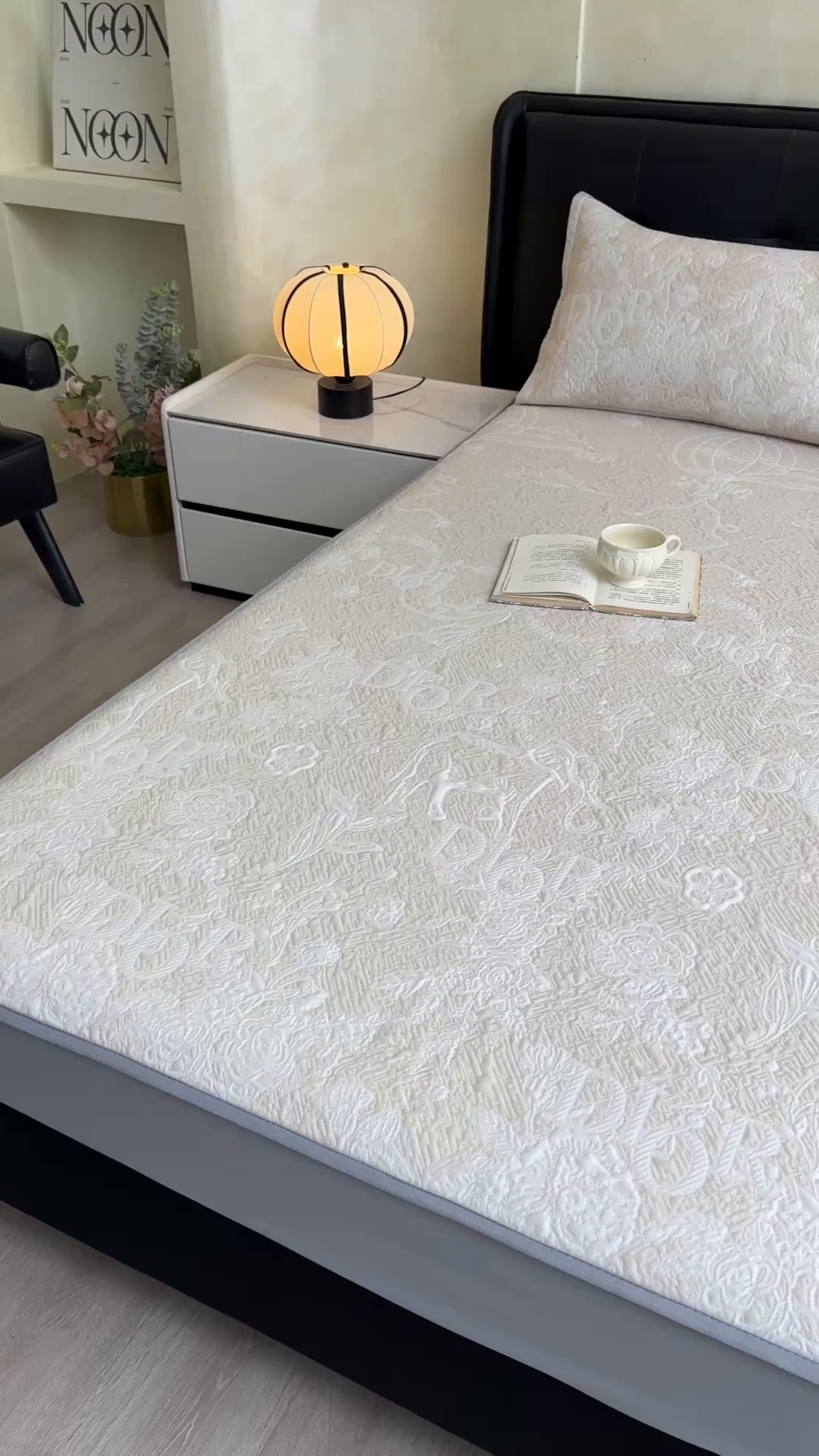 91家纺网 家纺一手货源 找家纺 耐思家纺 2026新品高端复合三明治PE乙纶双面提花610克冰豆豆凉席迪奥风系列（提供买家秀） 迪奥风-卡其床笠款