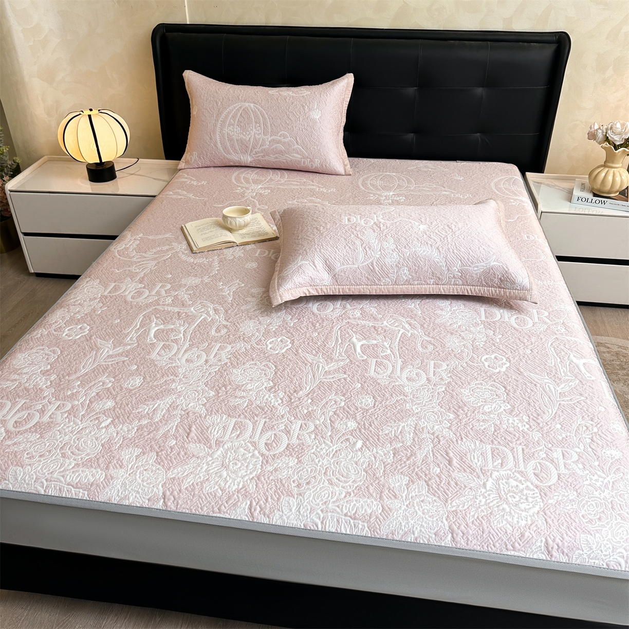 91家纺网 家纺一手货源 找家纺 耐思家纺 2026新品高端复合三明治PE乙纶双面提花610克冰豆豆凉席迪奥风系列（提供买家秀） 迪奥风-粉床笠款