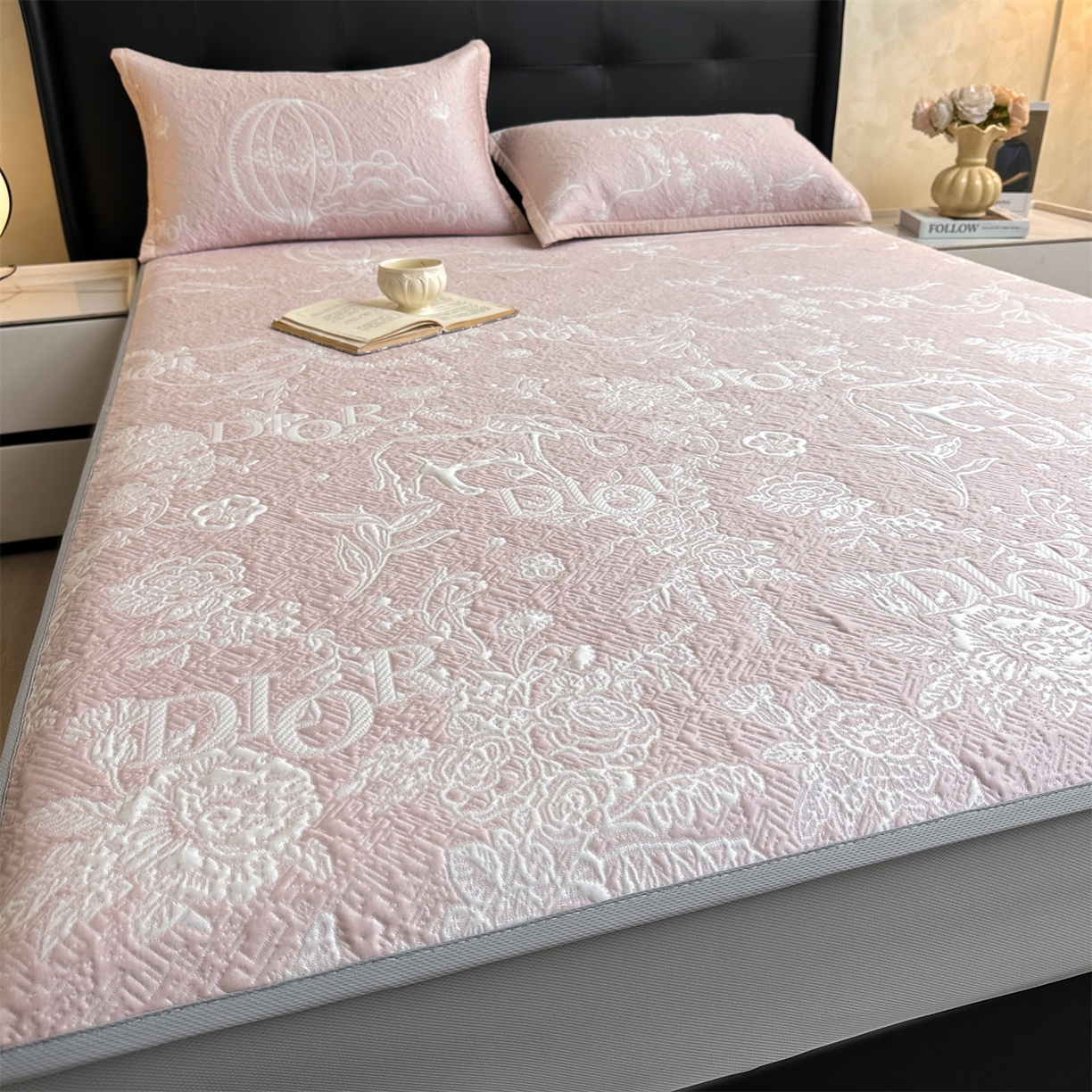 91家纺网 家纺一手货源 找家纺 耐思家纺 2026新品高端复合三明治PE乙纶双面提花610克冰豆豆凉席迪奥风系列（提供买家秀） 迪奥风-粉床笠款