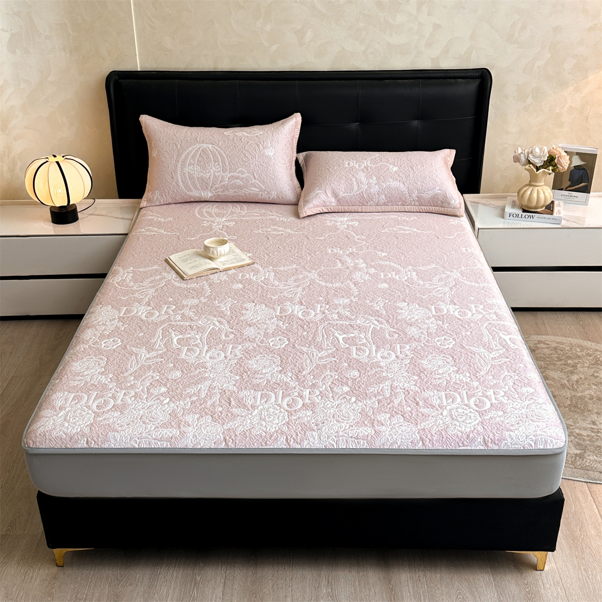 91家纺网 家纺一手货源 找家纺 耐思家纺 2026新品高端复合三明治PE乙纶双面提花610克冰豆豆凉席迪奥风系列（提供买家秀） 迪奥风-粉床笠款