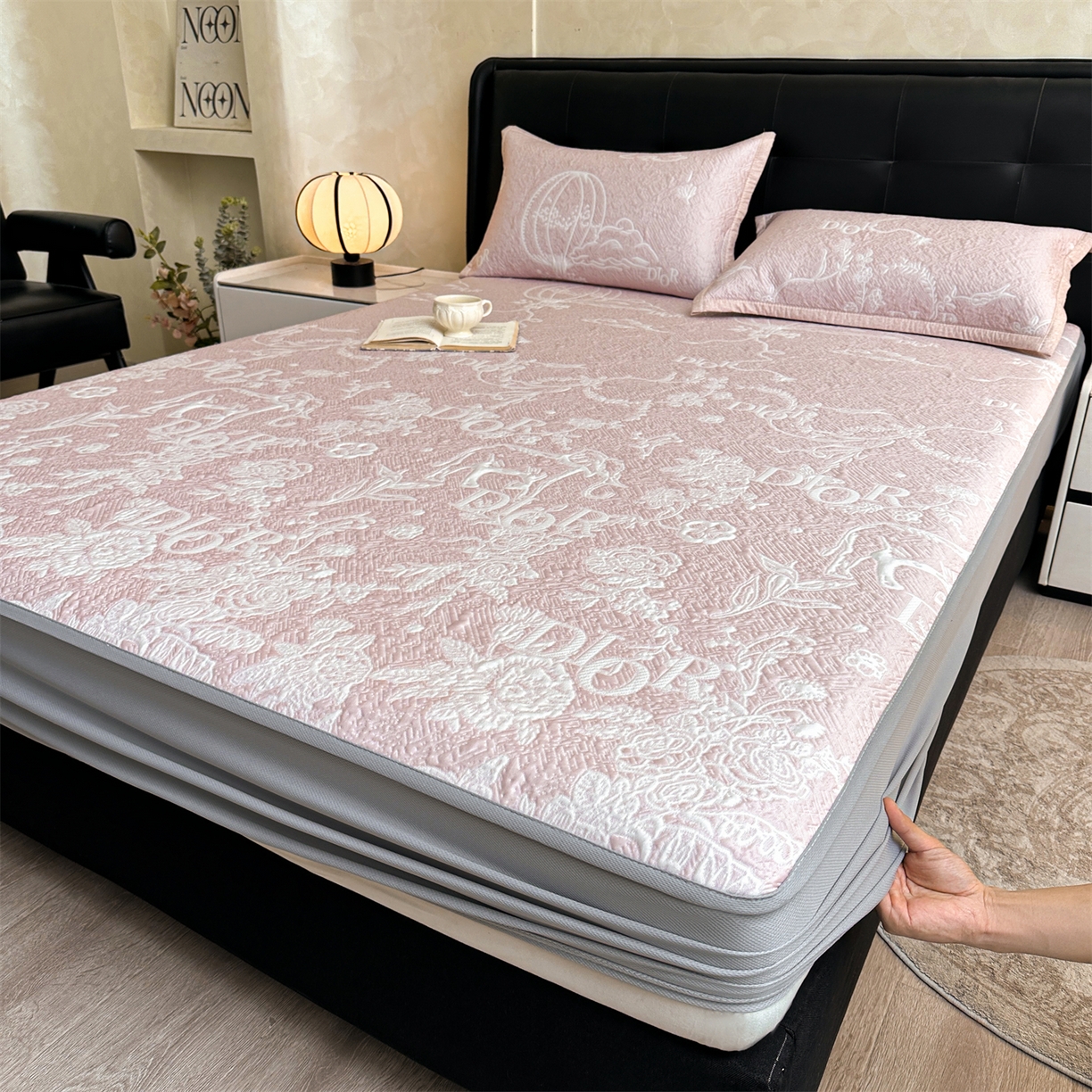 91家纺网 家纺一手货源 找家纺 耐思家纺 2026新品高端复合三明治PE乙纶双面提花610克冰豆豆凉席迪奥风系列（提供买家秀） 迪奥风-粉床笠款