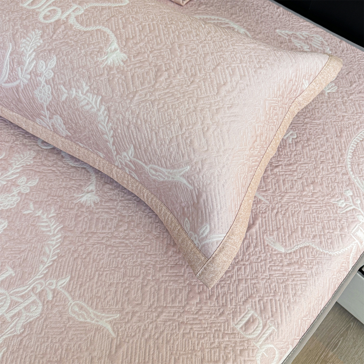 91家纺网 家纺一手货源 找家纺 耐思家纺 2026新品高端复合三明治PE乙纶双面提花610克冰豆豆凉席迪奥风系列（提供买家秀） 迪奥风-粉床笠款