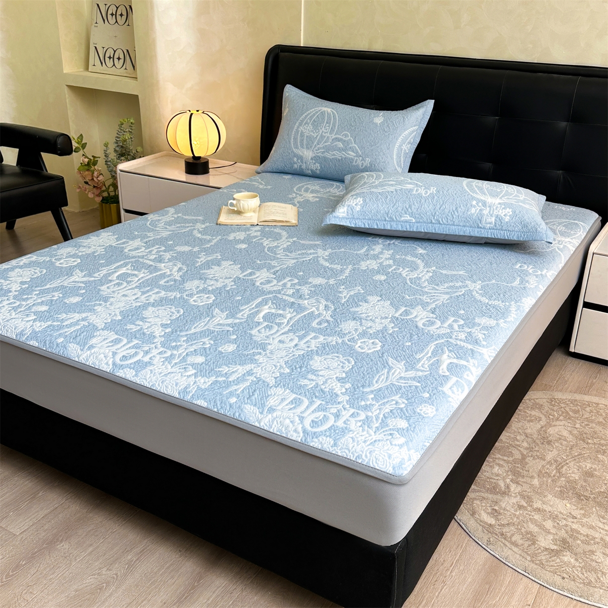 91家纺网 家纺一手货源 找家纺 耐思家纺 2026新品高端复合三明治PE乙纶双面提花610克冰豆豆凉席迪奥风系列（提供买家秀） 迪奥风-蓝床笠款