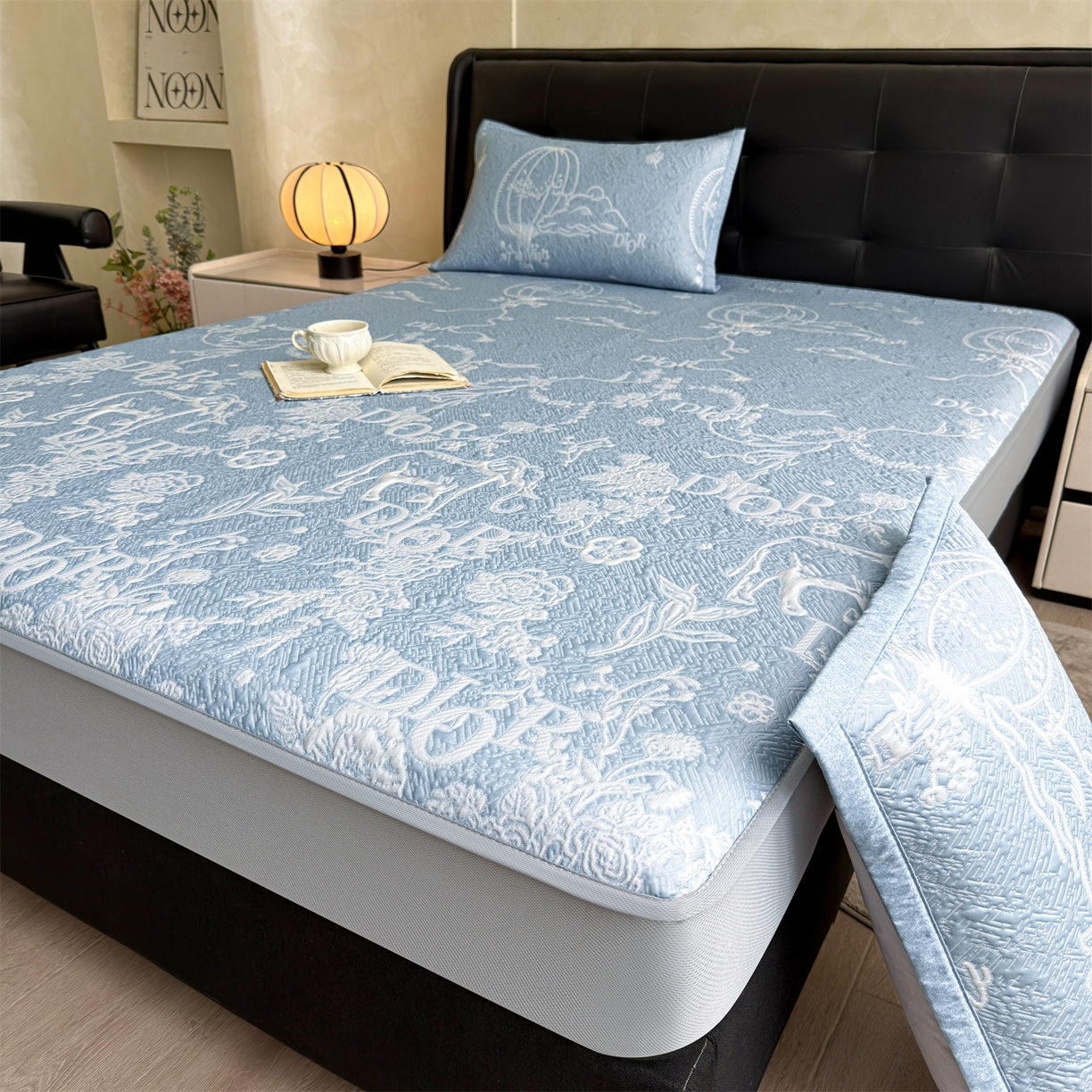 91家纺网 家纺一手货源 找家纺 耐思家纺 2026新品高端复合三明治PE乙纶双面提花610克冰豆豆凉席迪奥风系列（提供买家秀） 迪奥风-蓝床笠款