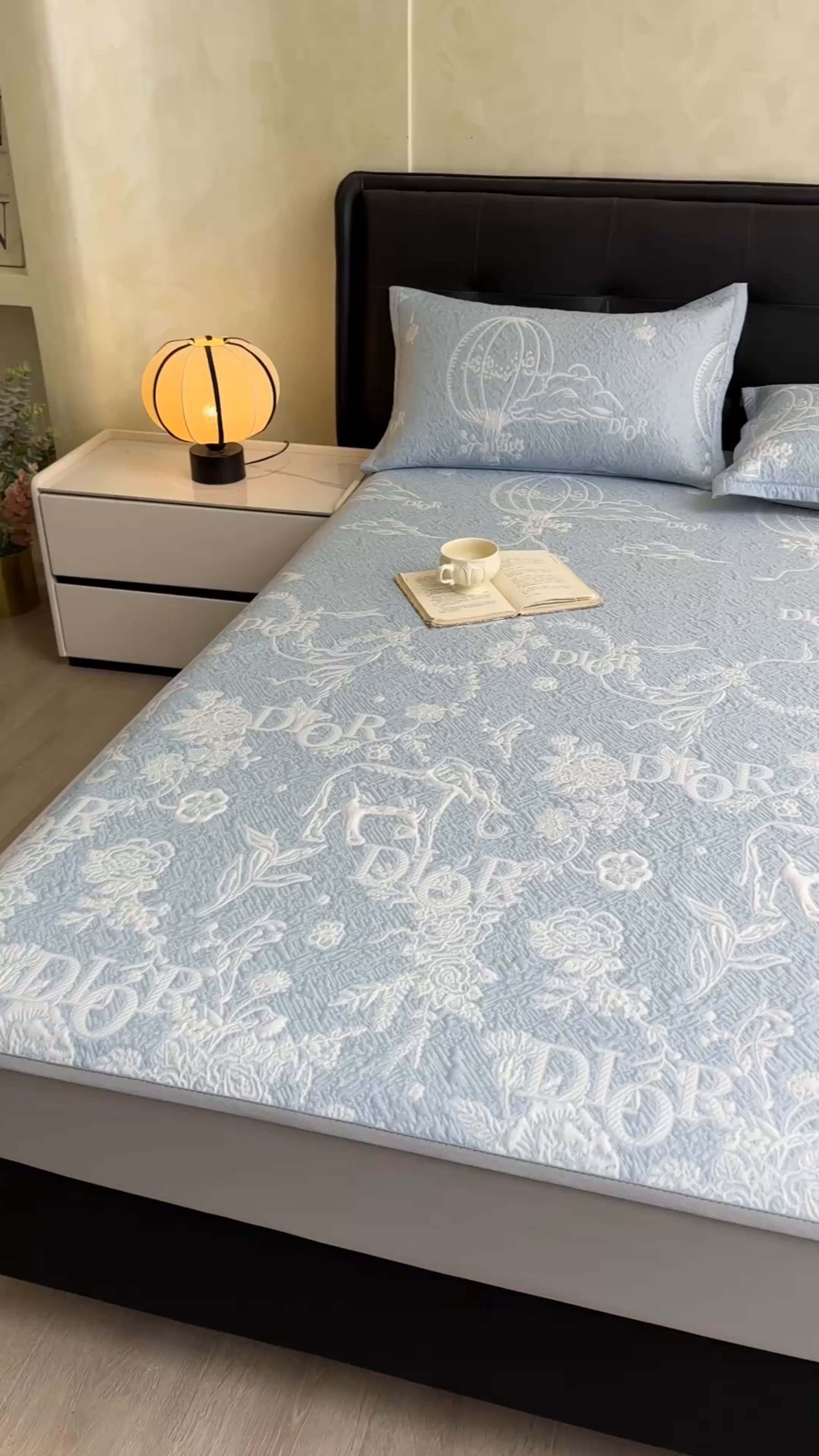 91家纺网 家纺一手货源 找家纺 耐思家纺 2026新品高端复合三明治PE乙纶双面提花610克冰豆豆凉席迪奥风系列（提供买家秀） 迪奥风-蓝床笠款