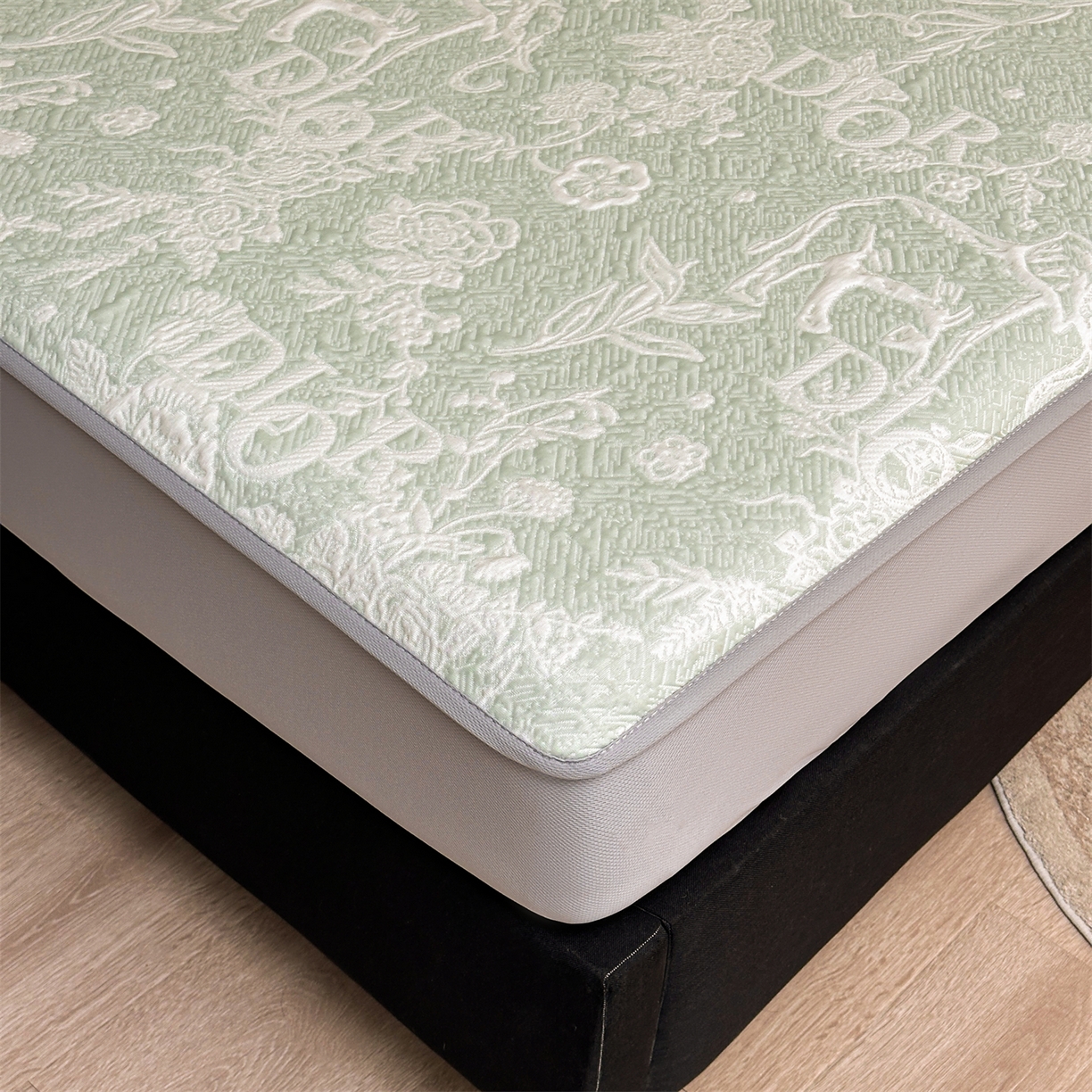 91家纺网 家纺一手货源 找家纺 耐思家纺 2026新品高端复合三明治PE乙纶双面提花610克冰豆豆凉席迪奥风系列（提供买家秀） 迪奥风-绿床笠款