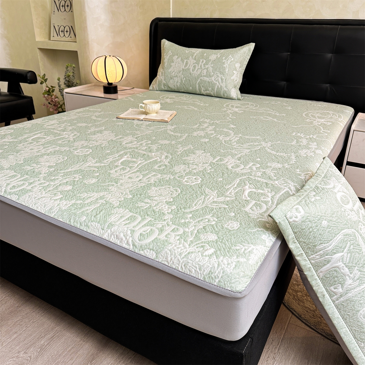 91家纺网 家纺一手货源 找家纺 耐思家纺 2026新品高端复合三明治PE乙纶双面提花610克冰豆豆凉席迪奥风系列（提供买家秀） 迪奥风-绿床笠款