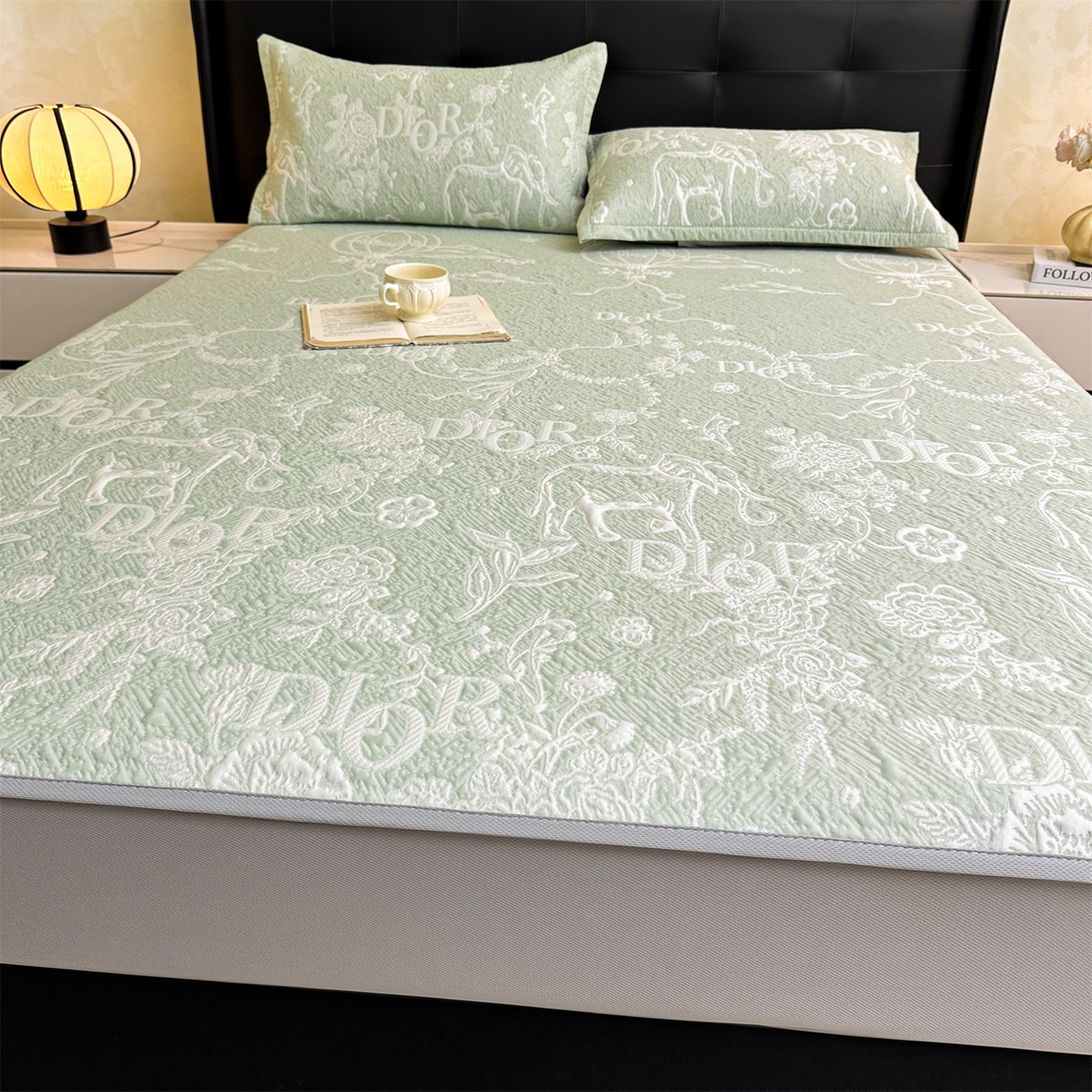 91家纺网 家纺一手货源 找家纺 耐思家纺 2026新品高端复合三明治PE乙纶双面提花610克冰豆豆凉席迪奥风系列（提供买家秀） 迪奥风-绿床笠款