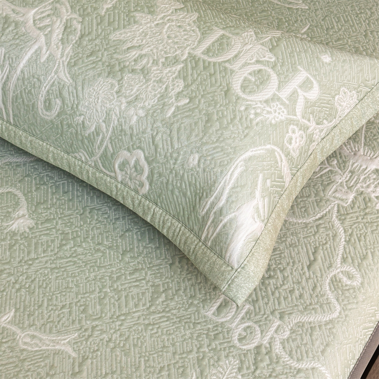 91家纺网 家纺一手货源 找家纺 耐思家纺 2026新品高端复合三明治PE乙纶双面提花610克冰豆豆凉席迪奥风系列（提供买家秀） 迪奥风-绿床笠款