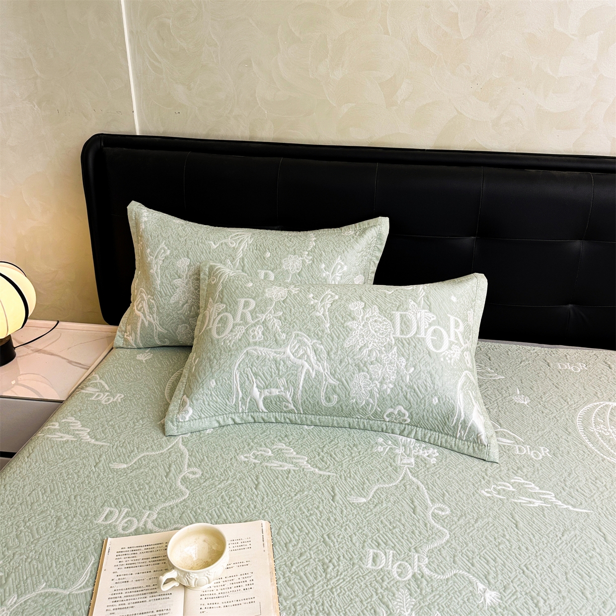 91家纺网 家纺一手货源 找家纺 耐思家纺 2026新品高端复合三明治PE乙纶双面提花610克冰豆豆凉席迪奥风系列（提供买家秀） 迪奥风-绿床笠款