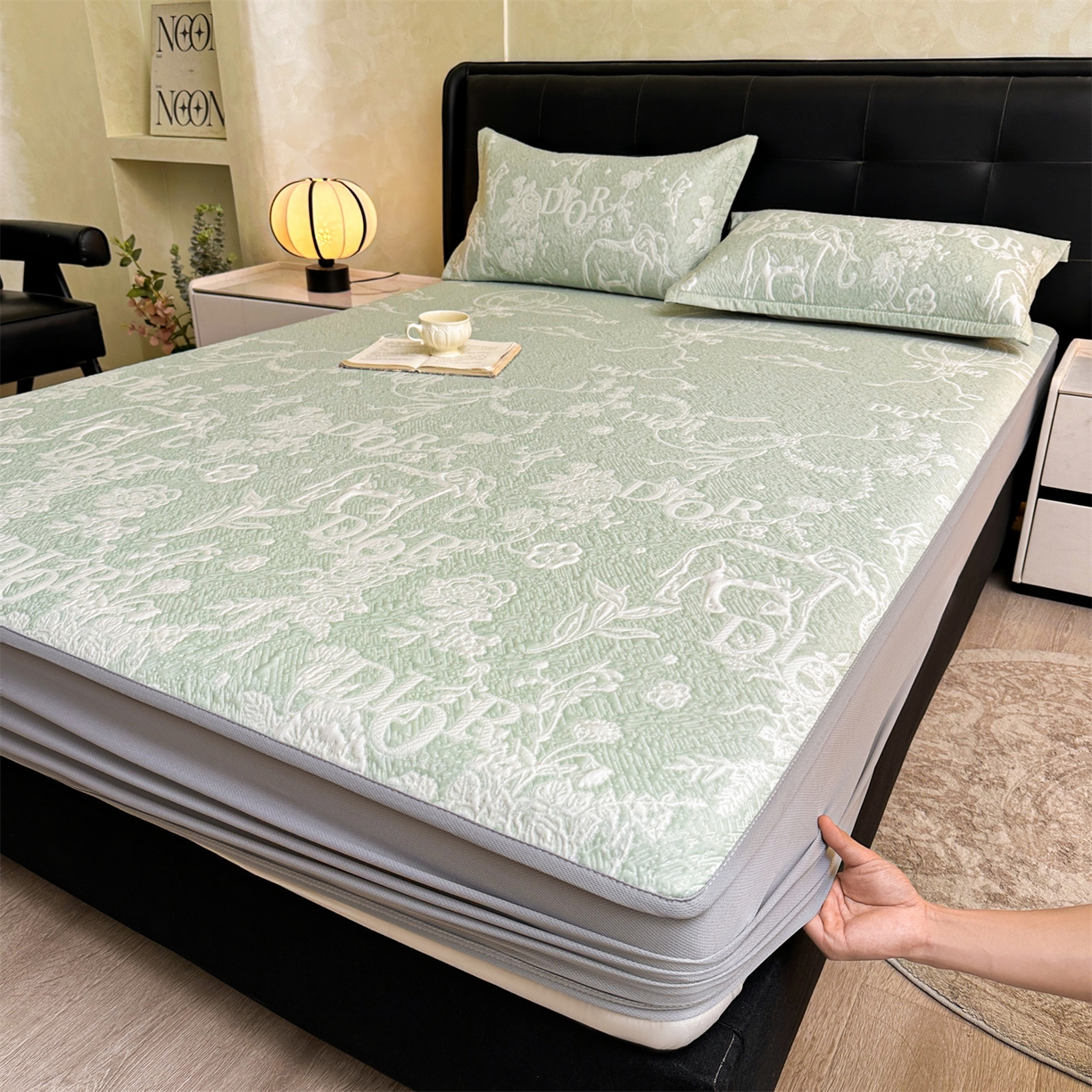 91家纺网 家纺一手货源 找家纺 耐思家纺 2026新品高端复合三明治PE乙纶双面提花610克冰豆豆凉席迪奥风系列（提供买家秀） 迪奥风-绿床笠款