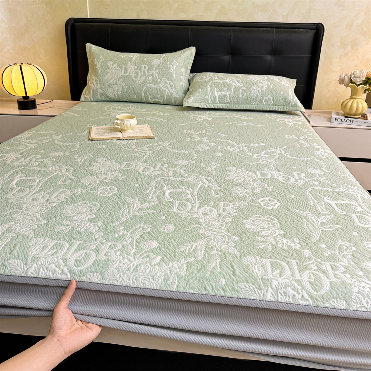 91家纺网 家纺一手货源 找家纺 耐思家纺 2026新品高端复合三明治PE乙纶双面提花610克冰豆豆凉席迪奥风系列（提供买家秀） 迪奥风-绿床笠款