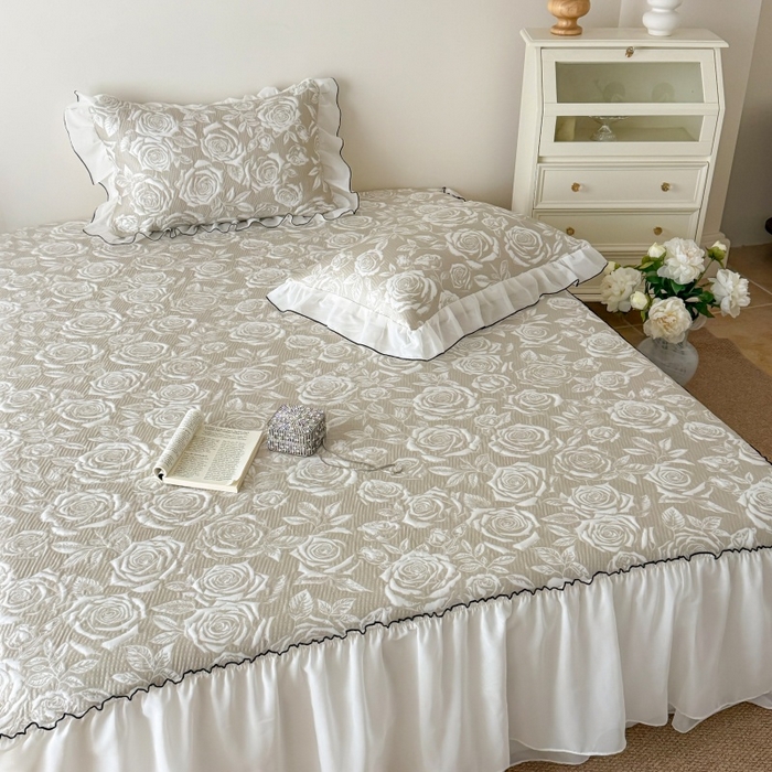 91家纺网 家纺一手货源 找家纺 吾欢心 2026新款法式凉感530克高克重PE乙纶双面大提花床裙凉席席子三件套-玫瑰庄园 玫瑰庄园咖