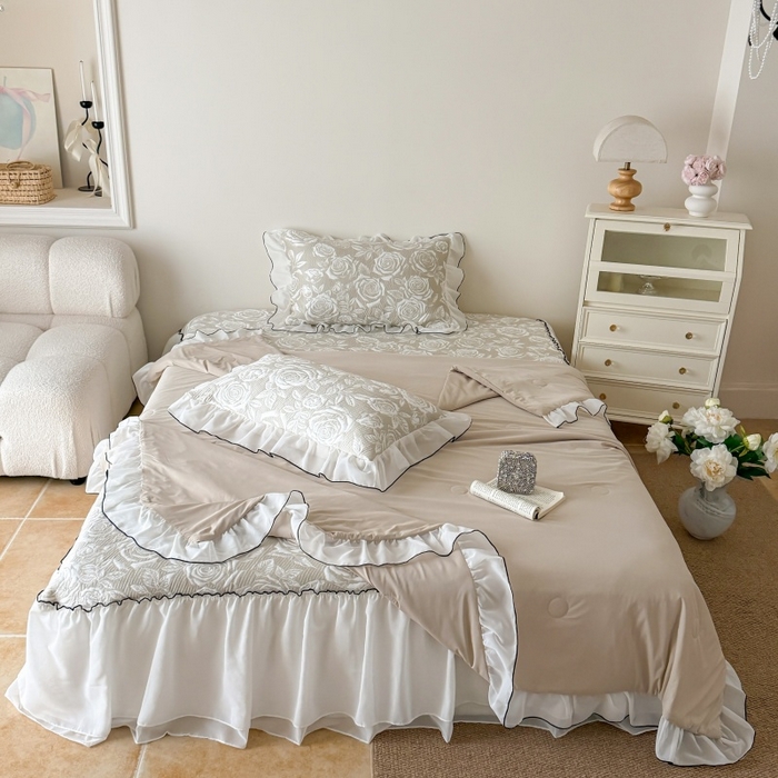 91家纺网 家纺一手货源 找家纺 吾欢心 2026新款法式凉感530克高克重PE乙纶双面大提花床裙凉席席子三件套-玫瑰庄园 玫瑰庄园咖