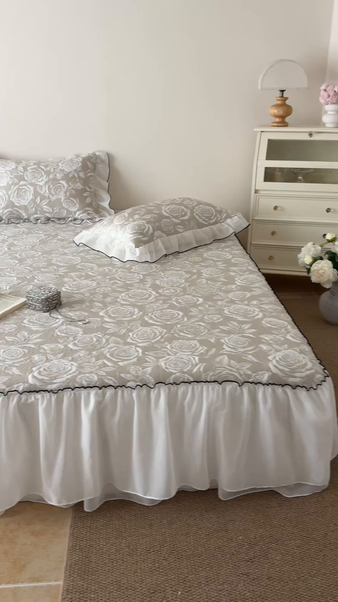 91家纺网 家纺一手货源 找家纺 吾欢心 2026新款法式凉感530克高克重PE乙纶双面大提花床裙凉席席子三件套-玫瑰庄园 玫瑰庄园咖