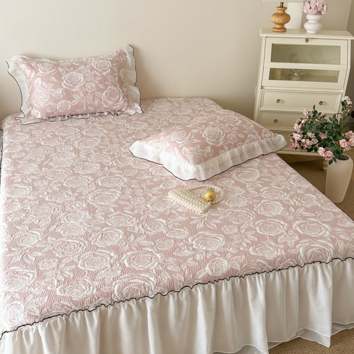 91家纺网 家纺一手货源 找家纺 吾欢心 2026新款法式凉感530克高克重PE乙纶双面大提花床裙凉席席子三件套-玫瑰庄园 玫瑰庄园粉