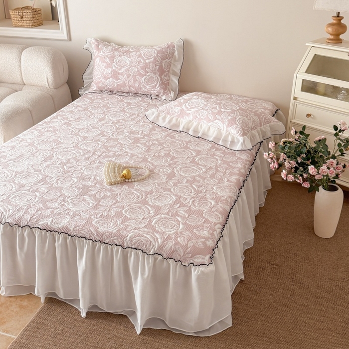 91家纺网 家纺一手货源 找家纺 吾欢心 2026新款法式凉感530克高克重PE乙纶双面大提花床裙凉席席子三件套-玫瑰庄园 玫瑰庄园粉