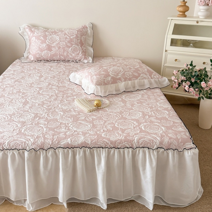 91家纺网 家纺一手货源 找家纺 吾欢心 2026新款法式凉感530克高克重PE乙纶双面大提花床裙凉席席子三件套-玫瑰庄园 玫瑰庄园粉