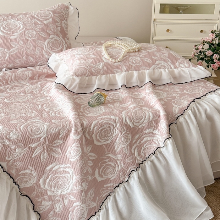 91家纺网 家纺一手货源 找家纺 吾欢心 2026新款法式凉感530克高克重PE乙纶双面大提花床裙凉席席子三件套-玫瑰庄园 玫瑰庄园粉