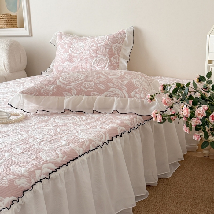 91家纺网 家纺一手货源 找家纺 吾欢心 2026新款法式凉感530克高克重PE乙纶双面大提花床裙凉席席子三件套-玫瑰庄园 玫瑰庄园粉