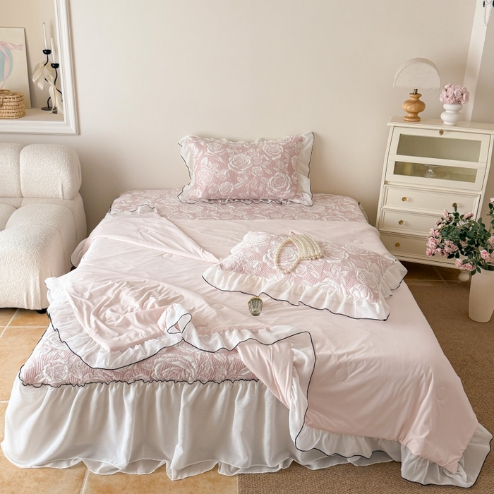 91家纺网 家纺一手货源 找家纺 吾欢心 2026新款法式凉感530克高克重PE乙纶双面大提花床裙凉席席子三件套-玫瑰庄园 玫瑰庄园粉