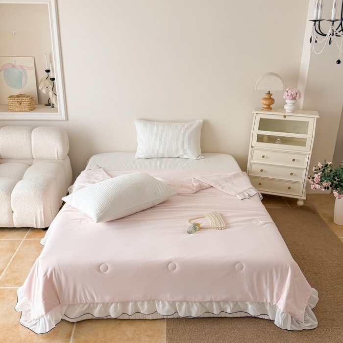 91家纺网 家纺一手货源 找家纺 吾欢心 2026新款法式凉感530克高克重PE乙纶双面大提花床裙凉席席子三件套-玫瑰庄园 玫瑰庄园粉