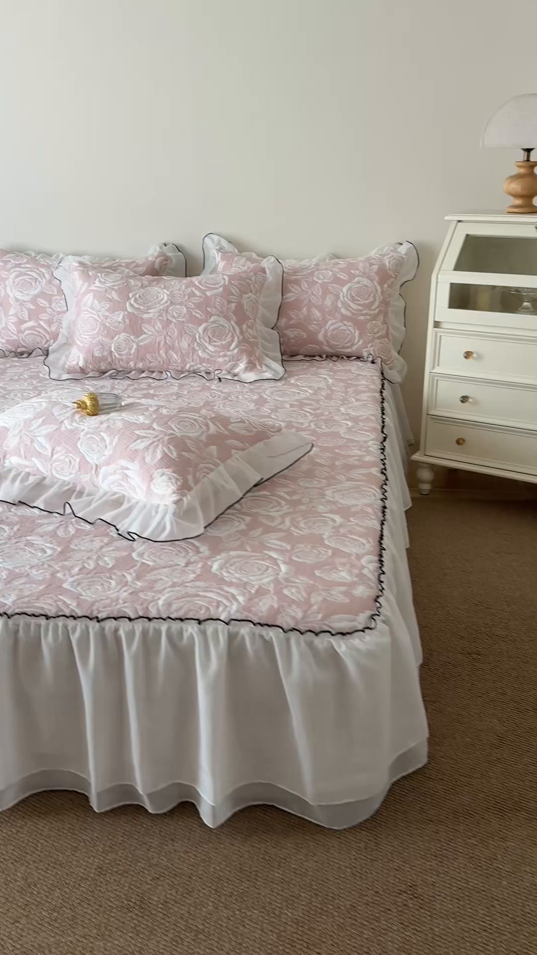 91家纺网 家纺一手货源 找家纺 吾欢心 2026新款法式凉感530克高克重PE乙纶双面大提花床裙凉席席子三件套-玫瑰庄园 玫瑰庄园粉