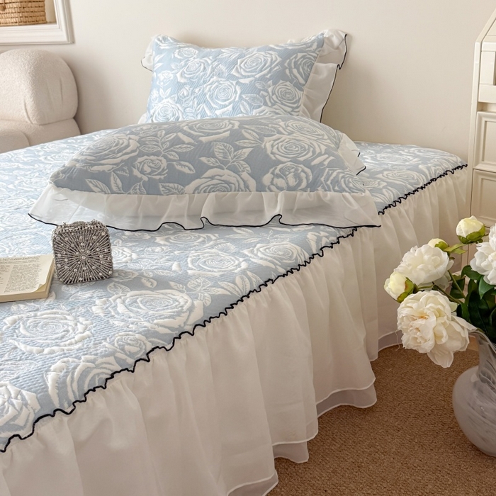 91家纺网 家纺一手货源 找家纺 吾欢心 2026新款法式凉感530克高克重PE乙纶双面大提花床裙凉席席子三件套-玫瑰庄园 玫瑰庄园蓝