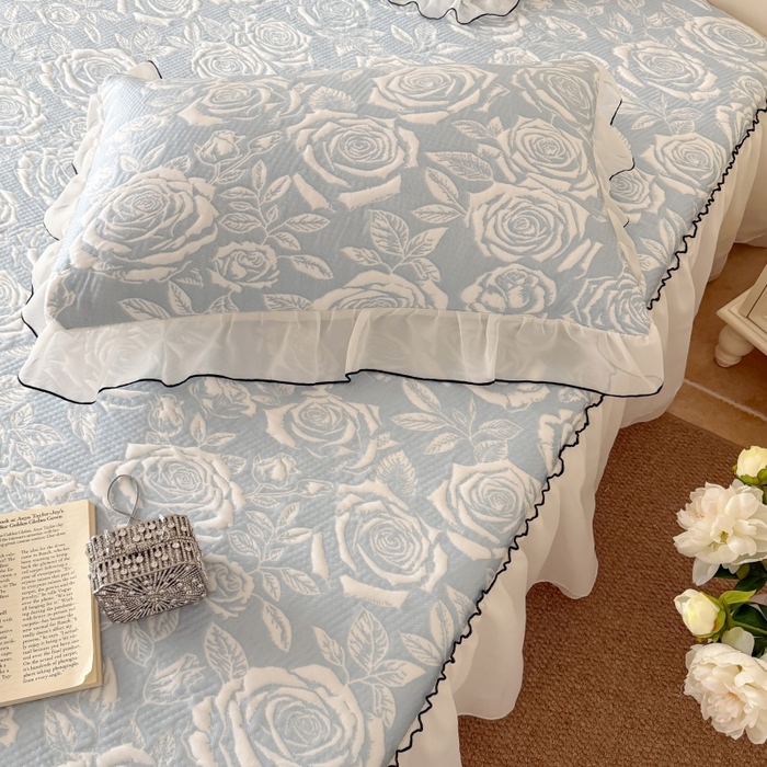 91家纺网 家纺一手货源 找家纺 吾欢心 2026新款法式凉感530克高克重PE乙纶双面大提花床裙凉席席子三件套-玫瑰庄园 玫瑰庄园蓝