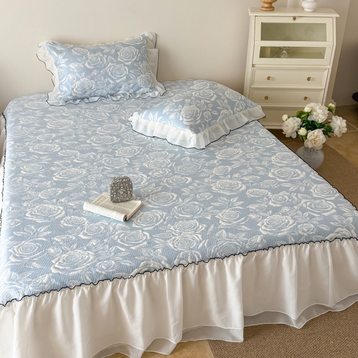 91家纺网 家纺一手货源 找家纺 吾欢心 2026新款法式凉感530克高克重PE乙纶双面大提花床裙凉席席子三件套-玫瑰庄园 玫瑰庄园蓝