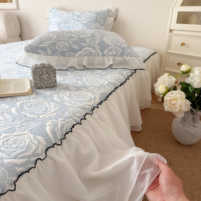 91家纺网 家纺一手货源 找家纺 吾欢心 2026新款法式凉感530克高克重PE乙纶双面大提花床裙凉席席子三件套-玫瑰庄园 玫瑰庄园蓝