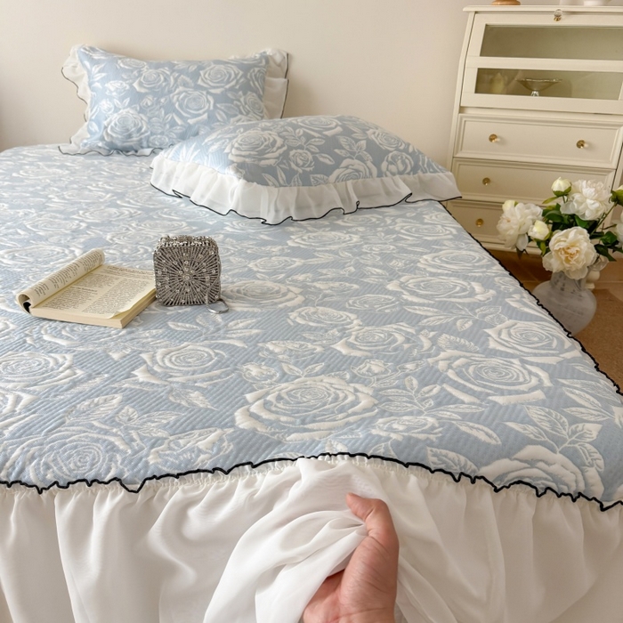 91家纺网 家纺一手货源 找家纺 吾欢心 2026新款法式凉感530克高克重PE乙纶双面大提花床裙凉席席子三件套-玫瑰庄园 玫瑰庄园蓝