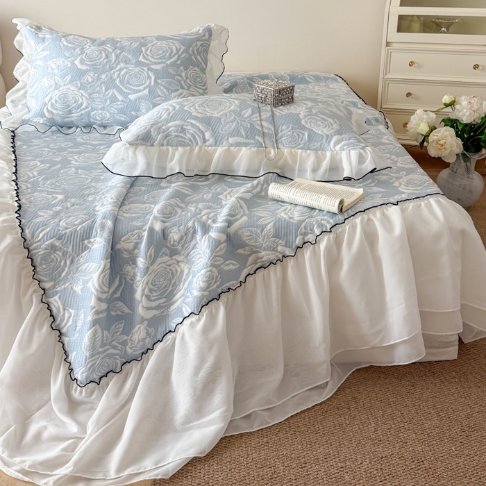 91家纺网 家纺一手货源 找家纺 吾欢心 2026新款法式凉感530克高克重PE乙纶双面大提花床裙凉席席子三件套-玫瑰庄园 玫瑰庄园蓝