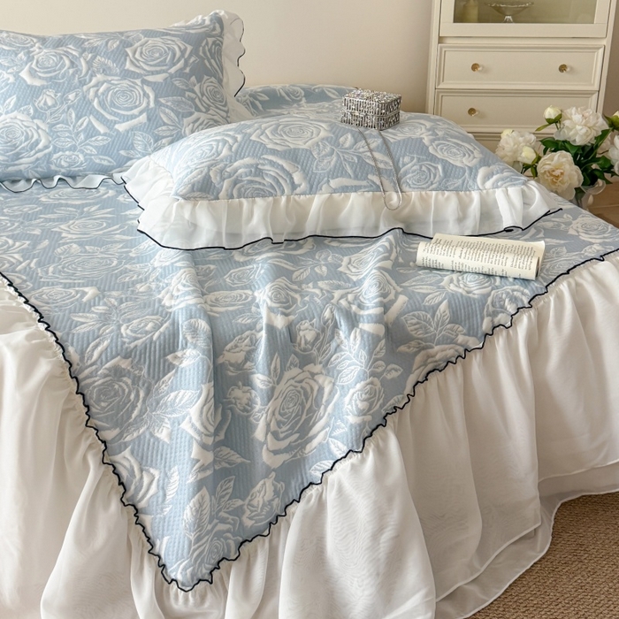 91家纺网 家纺一手货源 找家纺 吾欢心 2026新款法式凉感530克高克重PE乙纶双面大提花床裙凉席席子三件套-玫瑰庄园 玫瑰庄园蓝