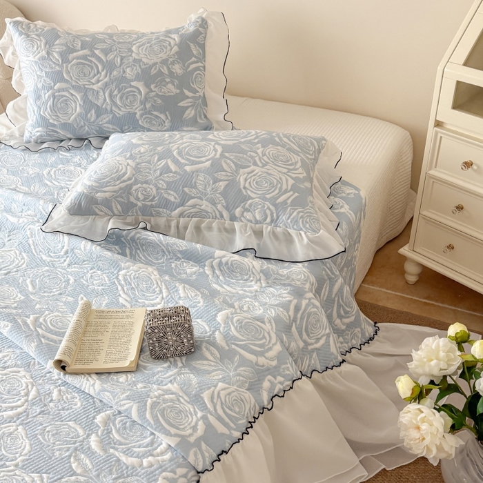 91家纺网 家纺一手货源 找家纺 吾欢心 2026新款法式凉感530克高克重PE乙纶双面大提花床裙凉席席子三件套-玫瑰庄园 玫瑰庄园蓝