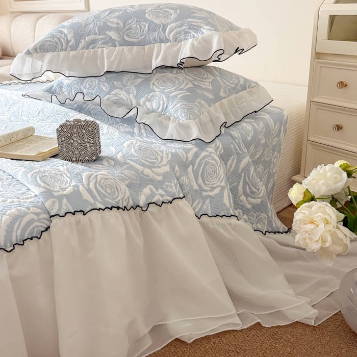 91家纺网 家纺一手货源 找家纺 吾欢心 2026新款法式凉感530克高克重PE乙纶双面大提花床裙凉席席子三件套-玫瑰庄园 玫瑰庄园蓝