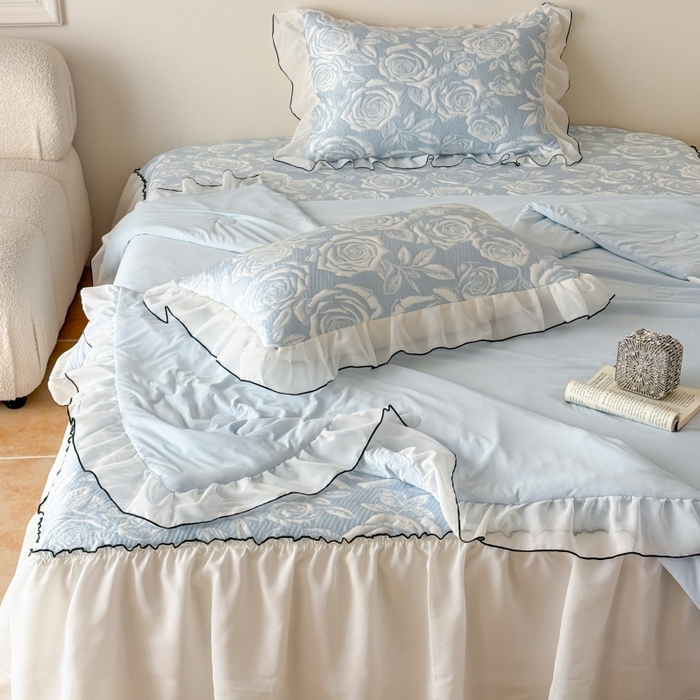 91家纺网 家纺一手货源 找家纺 吾欢心 2026新款法式凉感530克高克重PE乙纶双面大提花床裙凉席席子三件套-玫瑰庄园 玫瑰庄园蓝