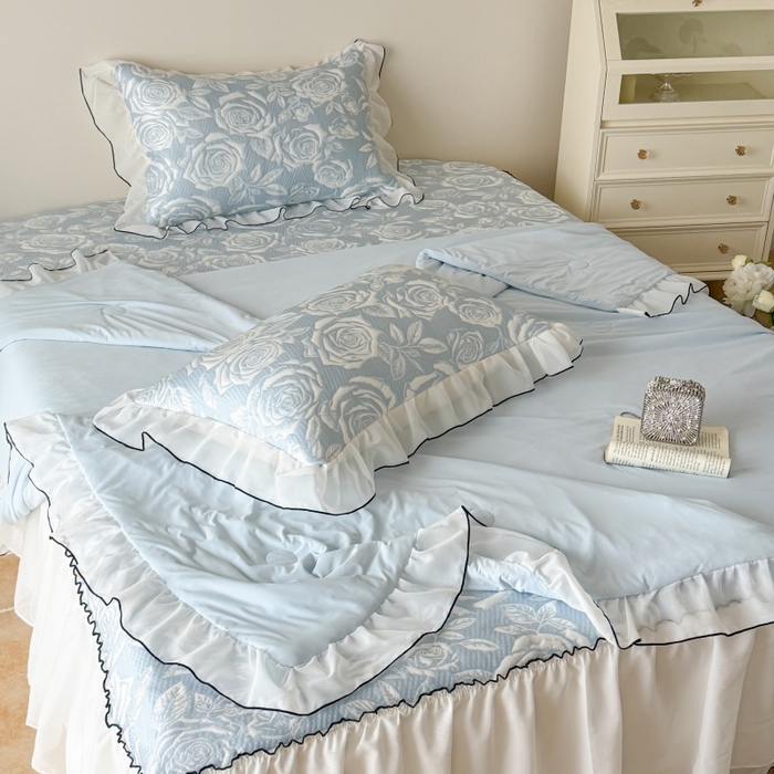 91家纺网 家纺一手货源 找家纺 吾欢心 2026新款法式凉感530克高克重PE乙纶双面大提花床裙凉席席子三件套-玫瑰庄园 玫瑰庄园蓝