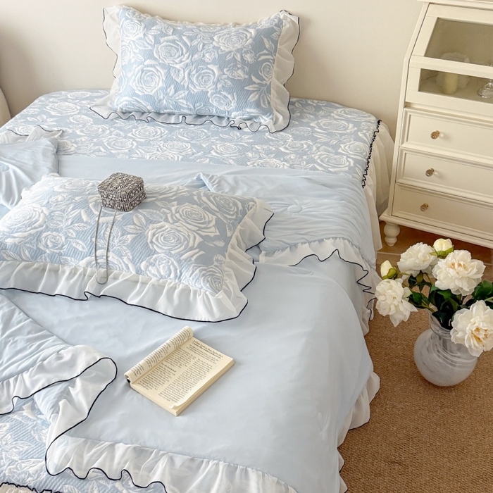 91家纺网 家纺一手货源 找家纺 吾欢心 2026新款法式凉感530克高克重PE乙纶双面大提花床裙凉席席子三件套-玫瑰庄园 玫瑰庄园蓝