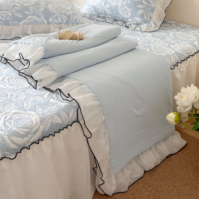 91家纺网 家纺一手货源 找家纺 吾欢心 2026新款法式凉感530克高克重PE乙纶双面大提花床裙凉席席子三件套-玫瑰庄园 玫瑰庄园蓝