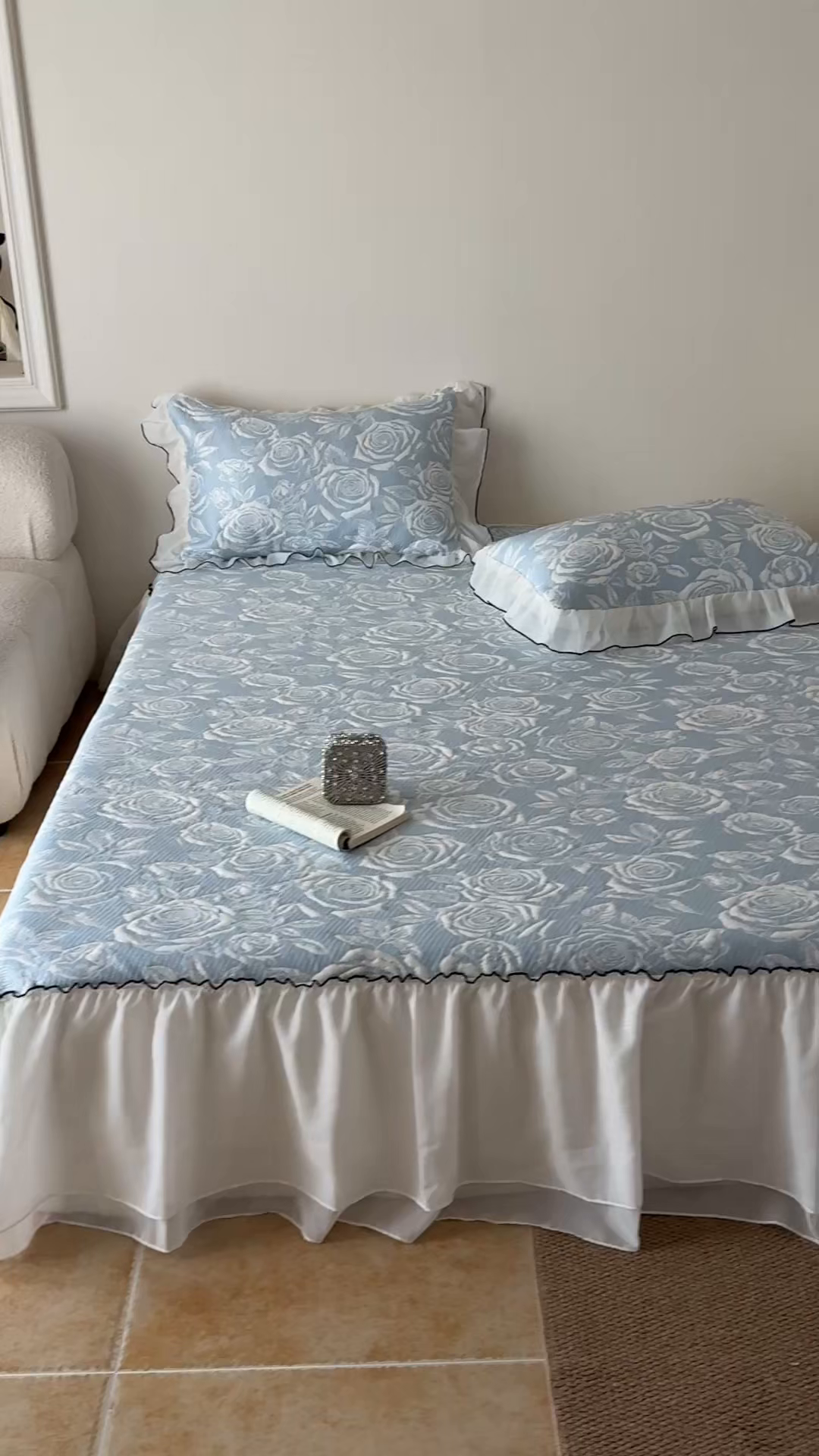 91家纺网 家纺一手货源 找家纺 吾欢心 2026新款法式凉感530克高克重PE乙纶双面大提花床裙凉席席子三件套-玫瑰庄园 玫瑰庄园蓝