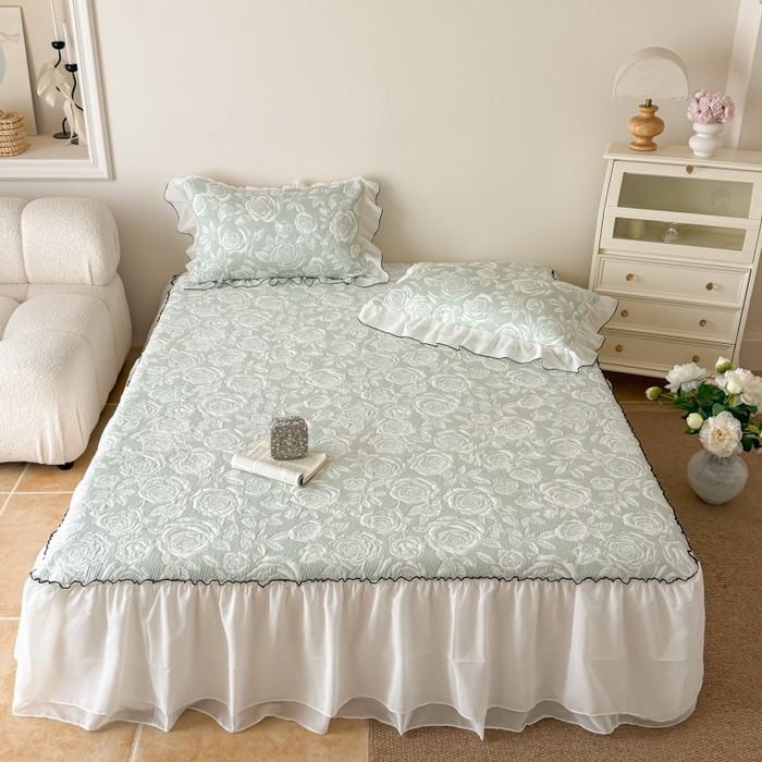 91家纺网 家纺一手货源 找家纺 吾欢心 2026新款法式凉感530克高克重PE乙纶双面大提花床裙凉席席子三件套-玫瑰庄园 玫瑰庄园绿