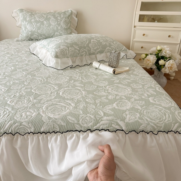 91家纺网 家纺一手货源 找家纺 吾欢心 2026新款法式凉感530克高克重PE乙纶双面大提花床裙凉席席子三件套-玫瑰庄园 玫瑰庄园绿