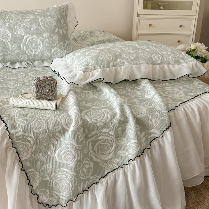 91家纺网 家纺一手货源 找家纺 吾欢心 2026新款法式凉感530克高克重PE乙纶双面大提花床裙凉席席子三件套-玫瑰庄园 玫瑰庄园绿