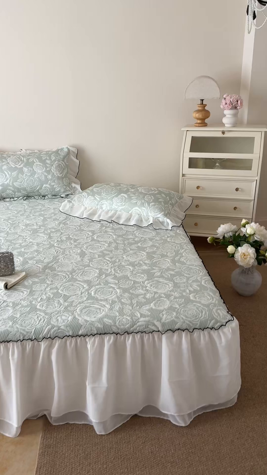 91家纺网 家纺一手货源 找家纺 吾欢心 2026新款法式凉感530克高克重PE乙纶双面大提花床裙凉席席子三件套-玫瑰庄园 玫瑰庄园绿