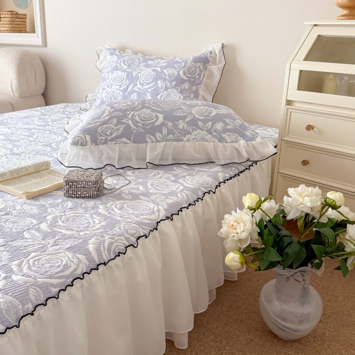 91家纺网 家纺一手货源 找家纺 吾欢心 2026新款法式凉感530克高克重PE乙纶双面大提花床裙凉席席子三件套-玫瑰庄园 玫瑰庄园紫