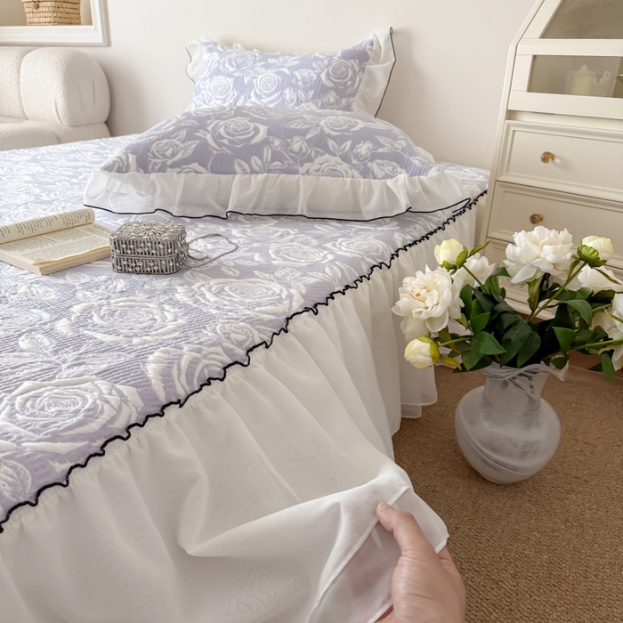 91家纺网 家纺一手货源 找家纺 吾欢心 2026新款法式凉感530克高克重PE乙纶双面大提花床裙凉席席子三件套-玫瑰庄园 玫瑰庄园紫