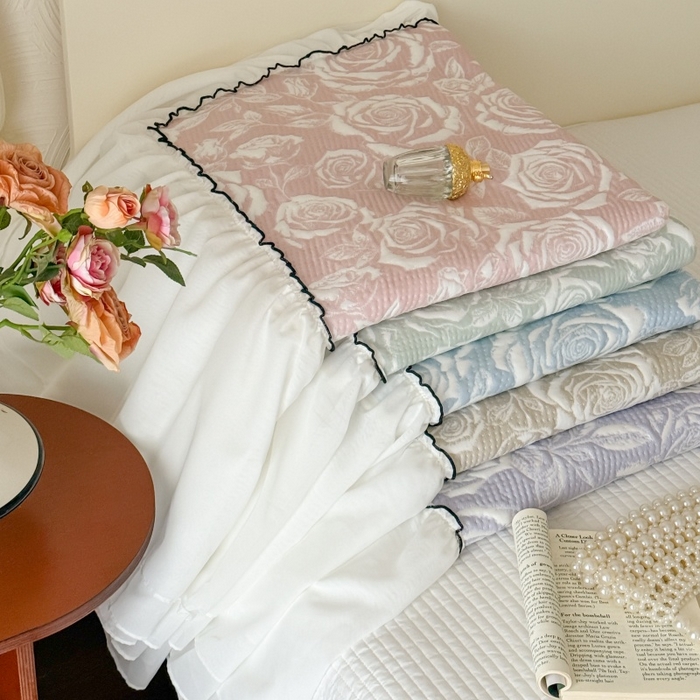 91家纺网 家纺一手货源 找家纺 吾欢心 2026新款法式凉感530克高克重PE乙纶双面大提花床裙凉席席子三件套-玫瑰庄园 组合图仅供展示不可下单