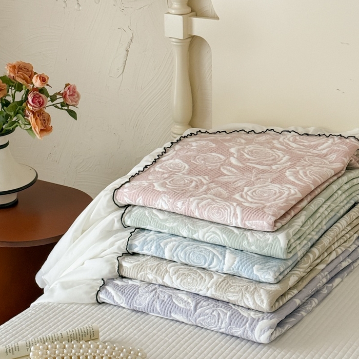 91家纺网 家纺一手货源 找家纺 吾欢心 2026新款法式凉感530克高克重PE乙纶双面大提花床裙凉席席子三件套-玫瑰庄园 组合图仅供展示不可下单